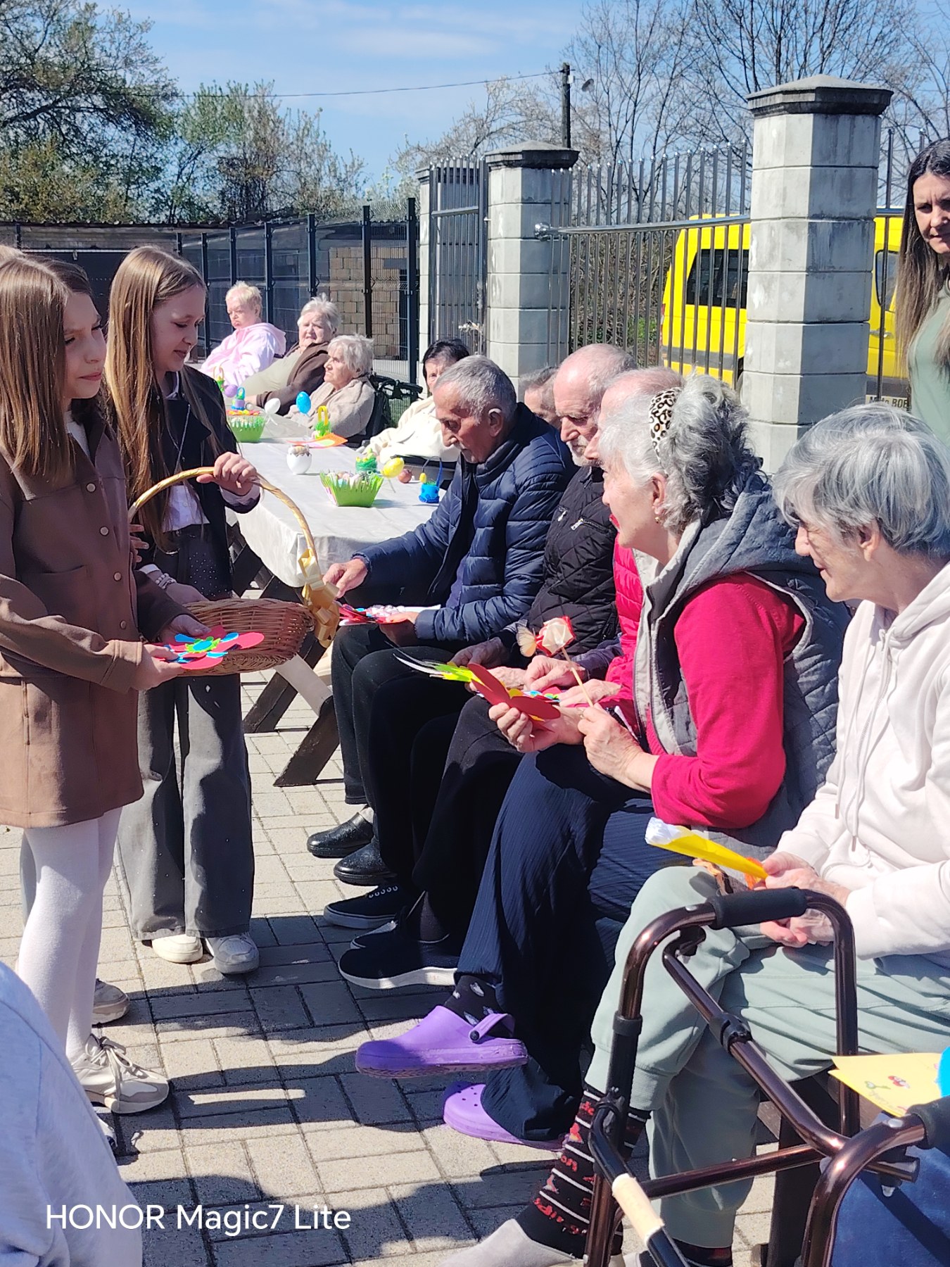 У оквиру Васкршње недеље одржан културно-уметнички програм наших ученика у Дому за стара лица у Равном Гају